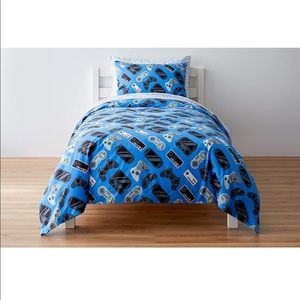 Gamer Duvet cover and one pillow cover. Twin size.